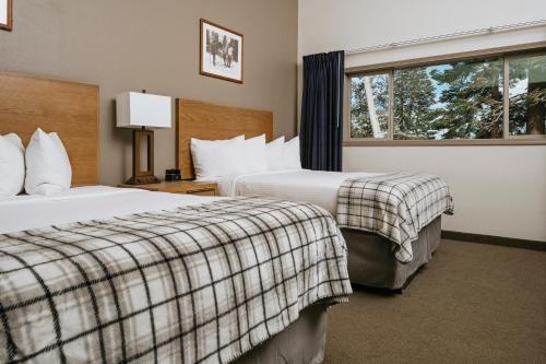 A bed or beds in a room at Mammoth Mountain Inn