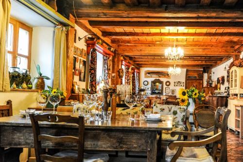 uma sala de jantar com uma grande mesa de madeira e cadeiras em Guesthouse Novak em Dvor