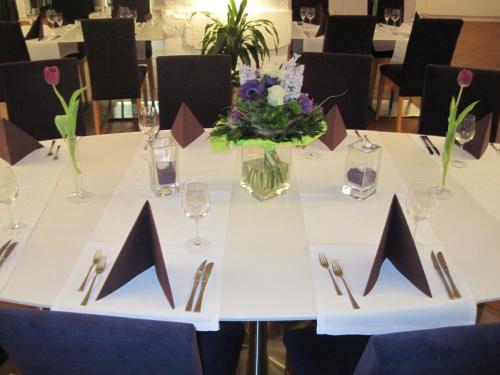 a table set up for a wedding reception with black and white napkins at Hotel Lekker in Neumagen-Dhron