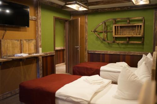 a room with two beds and a flat screen tv at Aparthotel MyCologne in Cologne