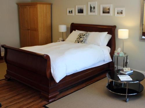 Merrickville的住宿－Merrickville Guest Suites，一间卧室配有一张大床和一张桌子