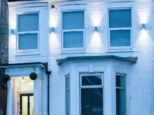 un edificio de ladrillo blanco con ventanas y luces en él en MyUKSuites en Hull