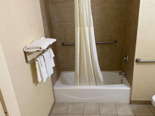 Ванна кімната в SureStay Hotel by Best Western Fort Pierce