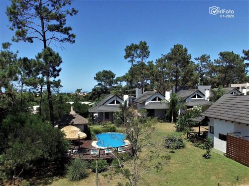 uma casa com piscina no quintal em Bungalows Punta Colorada em Piriápolis