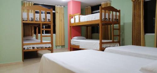 Katil dua tingkat atau katil-katil dua tingkat dalam bilik di Hotel Internacional en Atacames