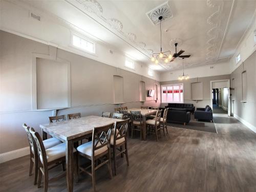 Un comedor con mesa y sillas en The Royal Hotel, en Muswellbrook