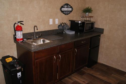 uma cozinha com um lavatório e um micro-ondas em Kickapoo Shores Waterfront Cottages em Onalaska