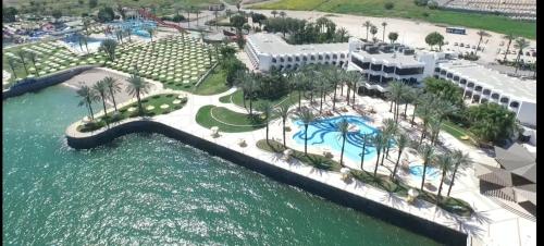 Bazén v ubytování Gai Beach Hotel nebo v jeho okolí