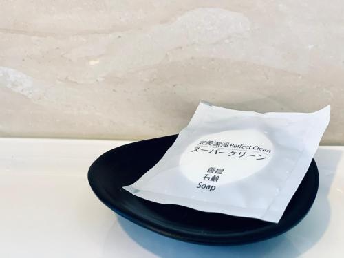 a black hat with a napkin on top of it at 湯園民宿 l 民宿編號1639 in Taitung City