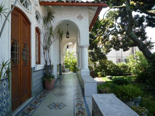 uma entrada para uma casa com uma porta e uma passagem em Guesthouse Bianca no Rio de Janeiro