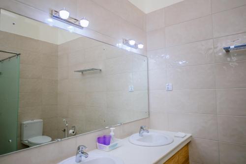 Koupelna v ubytování Arhimser Villa-superb 4 bedroom beachfront BB for 8 in Ranna, Tangalle, pool, free pickup or drop off for 7 night stays arriving together, serviced, taxes included