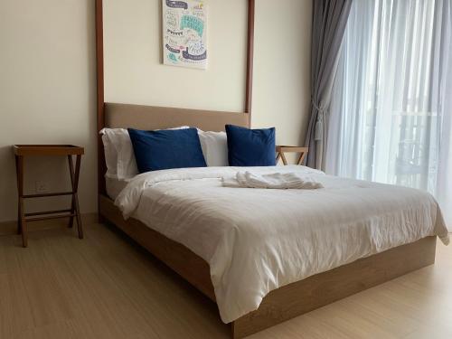 - une chambre avec un grand lit et des oreillers bleus dans l'établissement Timurbay Seaview Suite by Guns Studio, à Kuantan
