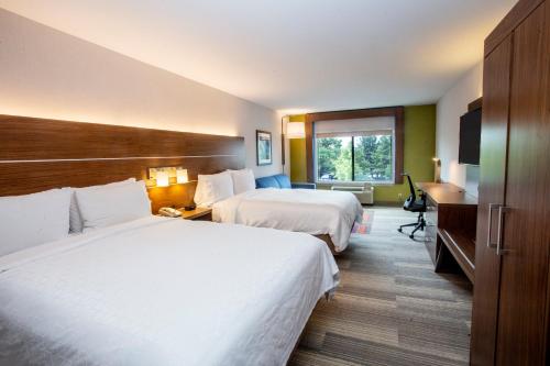 Un pat sau paturi într-o cameră la Holiday Inn Express Hotel & Suites Bethlehem Airport/Allentown area, an IHG Hotel