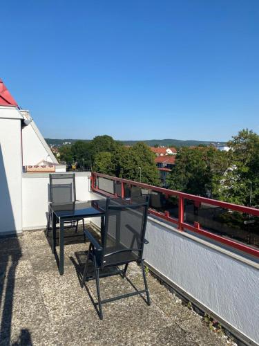 a table and chairs on the roof of a house at Modernes 2 Zimmer Appartment in Göttingen