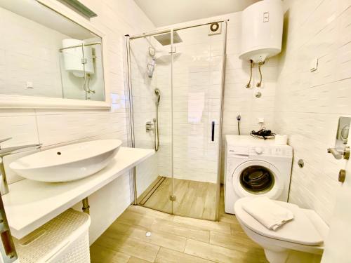 een badkamer met een wastafel en een wasmachine bij The View in Dubrovnik