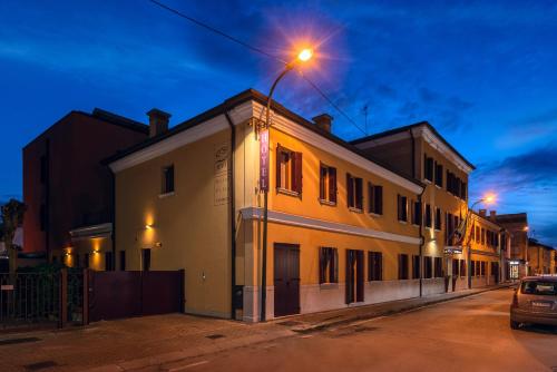 um edifício numa rua com uma luz de rua em UNAWAY Ecohotel Villa Costanza Venezia em Mestre