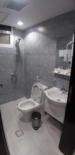 Koupelna v ubytování Anfa furnished apartments