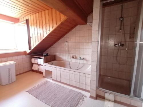 y baño con ducha y bañera. en Ferienwohnung am Bauernhof Koa en Bad Goisern