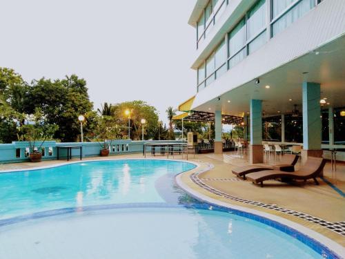 來興的住宿－達克永珍河濱酒店，大楼前的大型游泳池