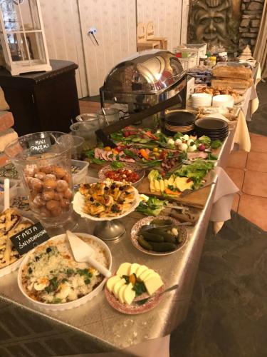 un buffet con molti tipi di cibo diversi su un tavolo di Hotel Podzamcze a Tarnów