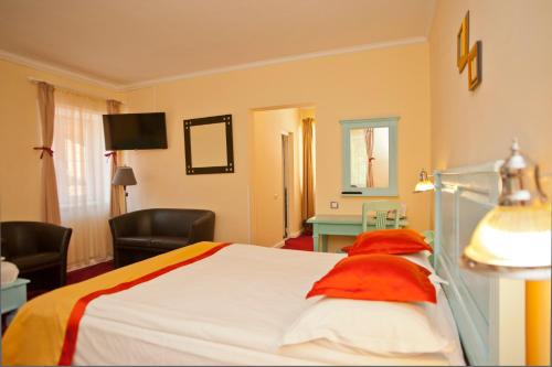 
Un pat sau paturi într-o cameră la Hotel Bastion
