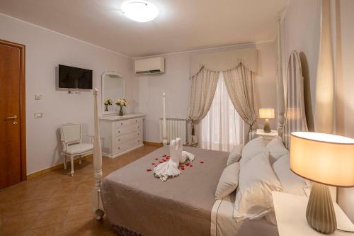 - une chambre avec un lit avec un animal rembourré dans l'établissement Vico d'Ercole, à Fondi