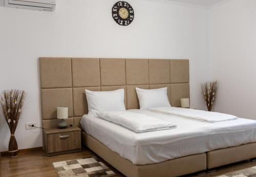 Un pat sau paturi într-o cameră la Pensiunea Sofia