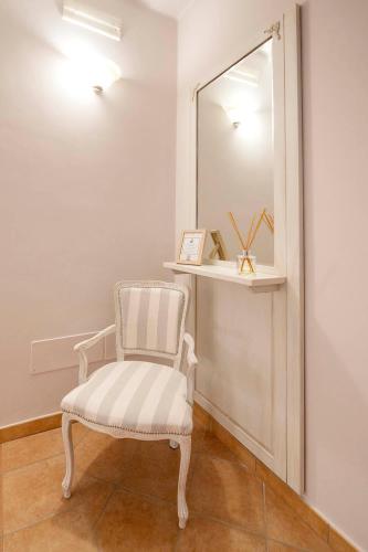 a white chair in a room with a mirror at Vico d'Ercole in Fondi