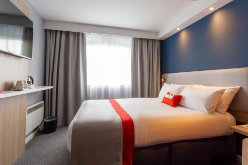 a hotel room with a bed and a window at Holiday Inn Express - Glasgow - City Ctr Theatreland by IHG in Glasgow