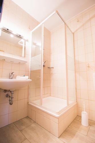 a bathroom with a shower and a sink at Hotel Naundorf in Naundorf