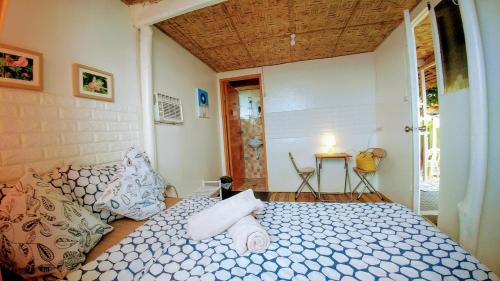 Una cama o camas en una habitación de Stay N Save B&B