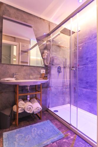 Koupelna v ubytování J Luxury Home