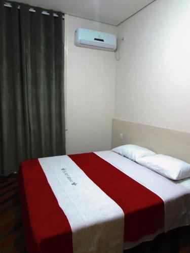 Postel nebo postele na pokoji v ubytování Hotel Minho - Próximo 25 de Março Brás e Bom Retiro e Hospital Pérola Byington "Garanta já a sua Reserva"