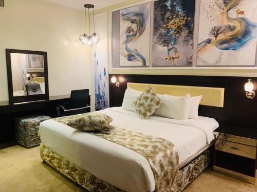 Ένα ή περισσότερα κρεβάτια σε δωμάτιο στο Meral Crown Hotel