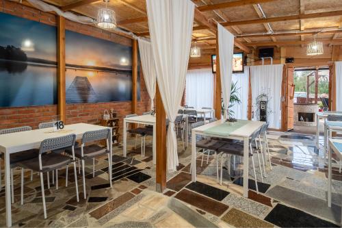 Restauracja lub miejsce do jedzenia w obiekcie Ośrodek wypoczynkowy - Wczasy w Cichowie