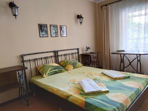 アルヒーポ・オシポフカにあるУ Антониныのベッドルーム1室(ベッド1台、本2冊付)
