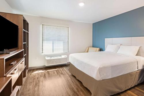 Ένα ή περισσότερα κρεβάτια σε δωμάτιο στο WoodSpring Suites Davenport Quad Cities
