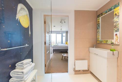 W łazience znajduje się prysznic, umywalka i lustro. w obiekcie Bayview Bed and Breakfast w mieście Stonehaven