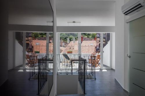 een kamer met uitzicht op een tafel en stoelen bij B&B Miracolo di Mare Trend in Piran