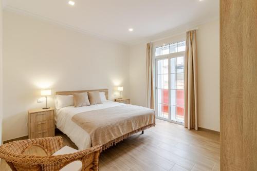 1 dormitorio con cama y ventana grande en Flatguest Amate, en Las Palmas de Gran Canaria