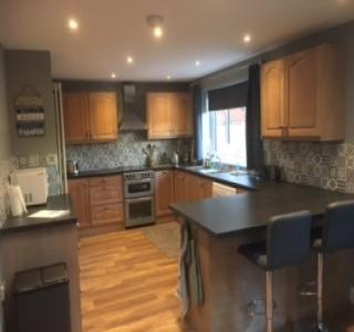 A kitchen or kitchenette at Sunnyside Holiday Home