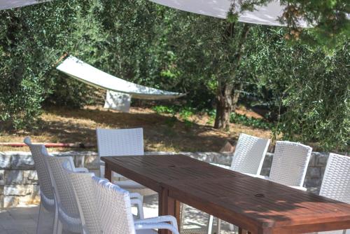 Κήπος έξω από το Beachfront Apartments Baricevic with Pool