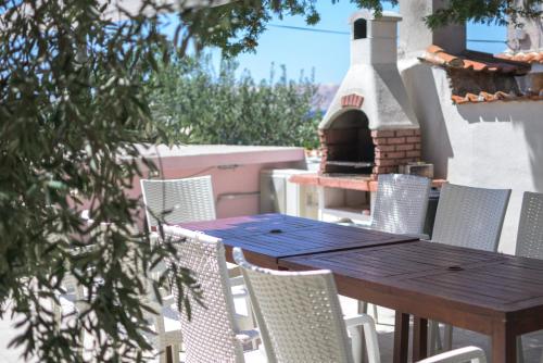 Εστιατόριο ή άλλο μέρος για φαγητό στο Beachfront Apartments Baricevic with Pool