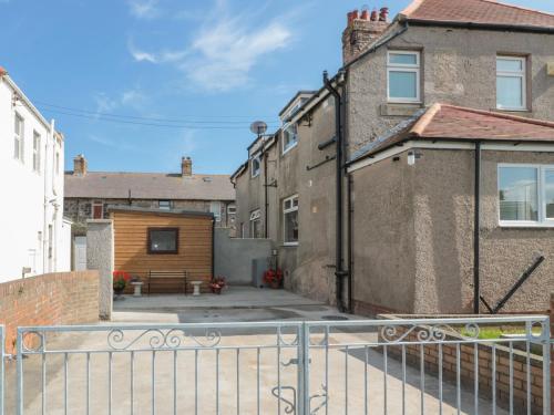 a view of the courtyard of a house at Hazonleigh in Seahouses