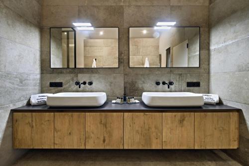 due lavandini in un bagno con due specchi di DURBUY SUITES a Durbuy