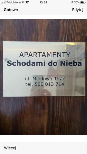 een bord op een deur dat saysartney basisschool do niger bij Schodami do Nieba in Krakau