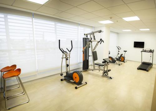 a gym with several exercise bikes in a room at Amérian Rosario in Rosario
