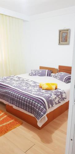 een slaapkamer met 2 aparte bedden en een blauwe deken bij Casa Mihaela in Mangalia