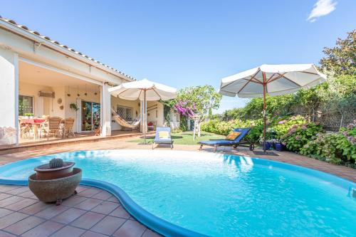 una piscina en el patio trasero de una casa en Casa Hortensia en Sant Pere Pescador