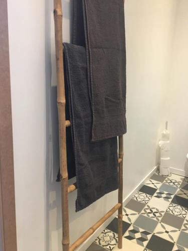 einen Handtuchhalter im Bad mit schwarzen Handtüchern in der Unterkunft Lovely Studio in Bourges